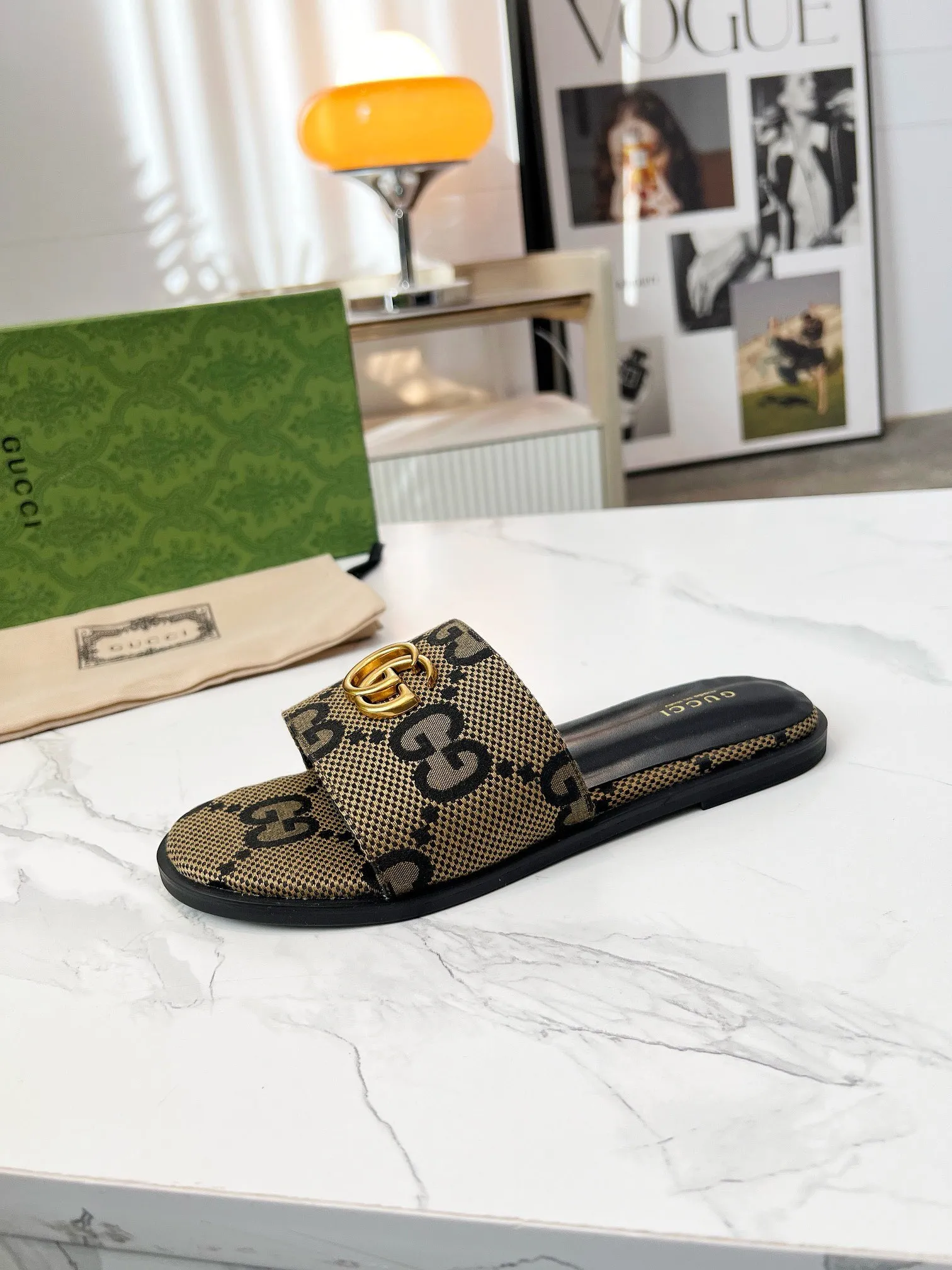 👟👟Ex-factory price 380👟👟 GUCCl 2025 spring and summer new style casual interlocking double G sandals for women. This piece is from the Gucci Lido collection, and its design is inspired by the summer style and beach clubs of the Italian coast. Archive designs from the 1970s infuse the brand with glory. Get inspired by this iconic era. The "Gucci March of Love" series continues to explore the aesthetic connotation of the brand's archived logos in a new way, while at the same time embracing the classic elegance and charm. Code Number: 35-43#